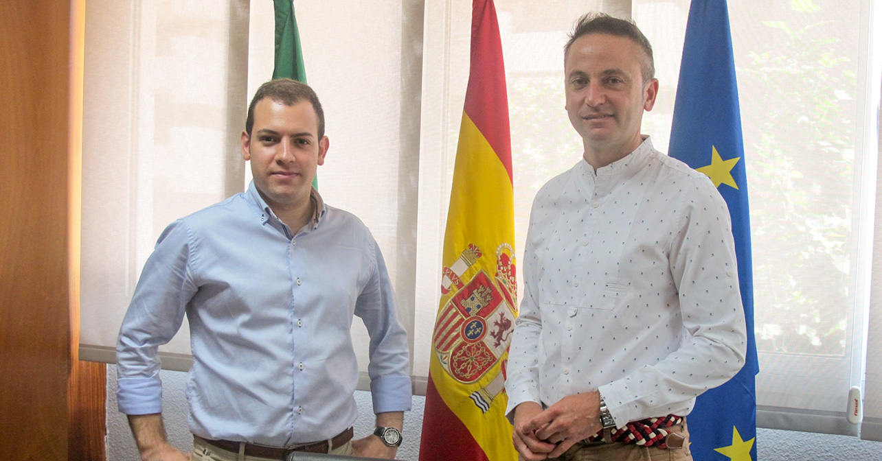 Valentín Martín junto al delegado de Economía, Innovación, Ciencia y Empleo, Miguel Ángel Tortosa