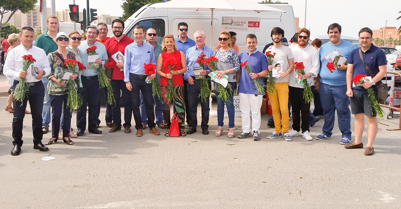 Reparto en el mercadillo de la Vega de Acá realizado por los candidatos del PSOE de Almería a las cortes generales