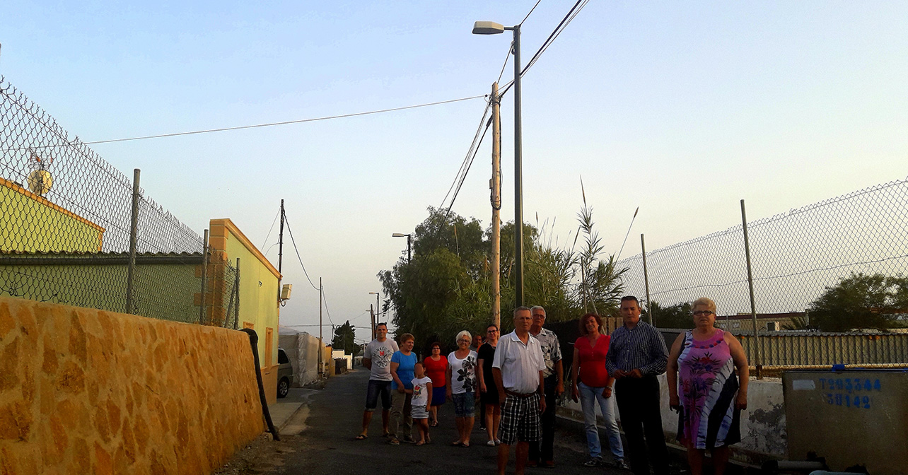 E concejal socialista en el Ayuntamiento de Almería, Indalecio Gutiérrez, con parte de los vecinos afectados por la falta del alumbrado en el camino Ferrer Aguilera