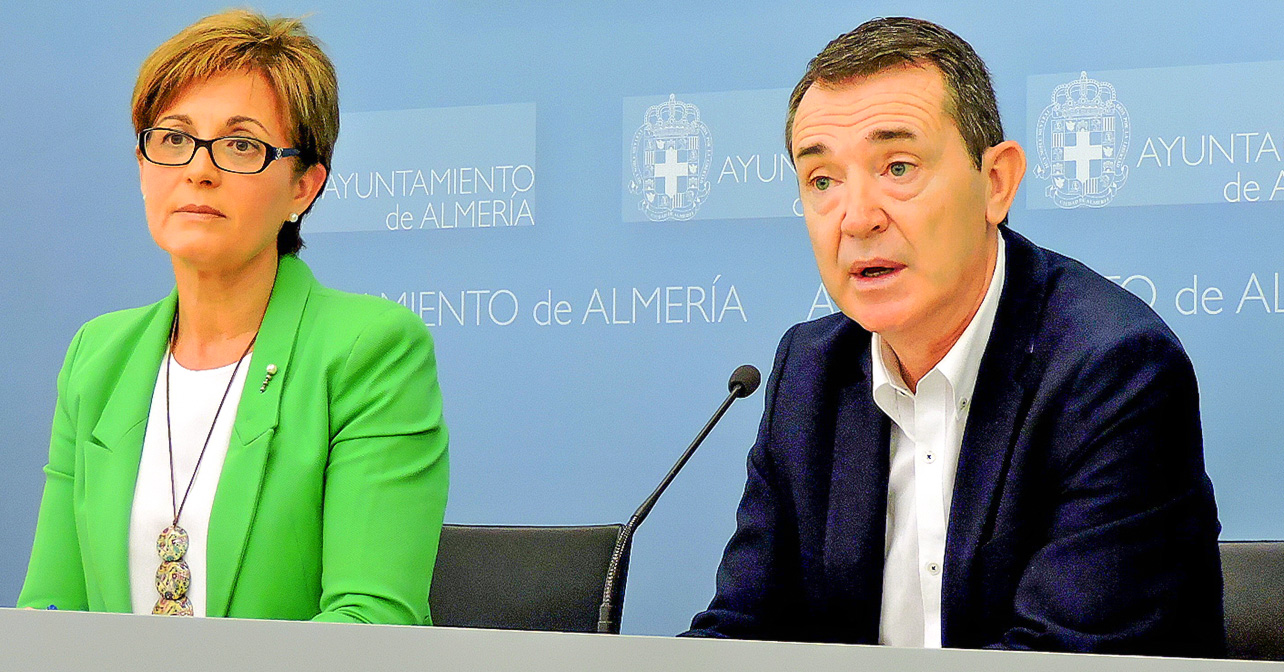 El portavoz socialista en el Ayuntamiento de Almería, Juan Carlos Pérez Navas, junto a la concejala Adriana Valverde
