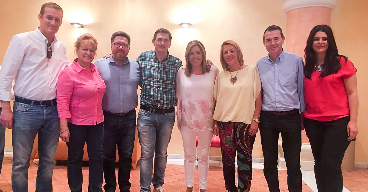 Susana Díaz, junto a Sonia Ferrer, Juan Carlos Pérez Nava y José Luis Sánchez Teruel, entre otros, en Torremolinos (Málaga)