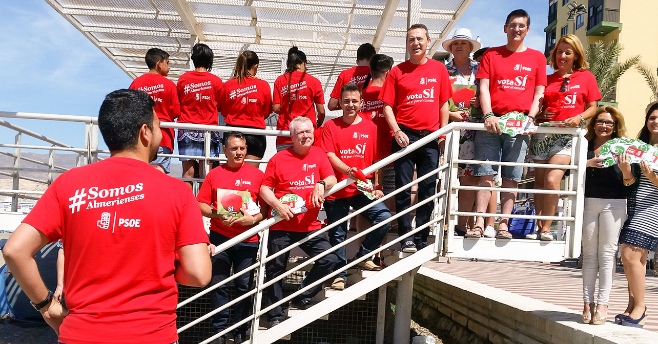 Reparto que han realizado en la playa de El Zapillo los candidatos del PSOE de Almería y el secretario general del PSOE de Almería, José Luis Sánchez Teruel