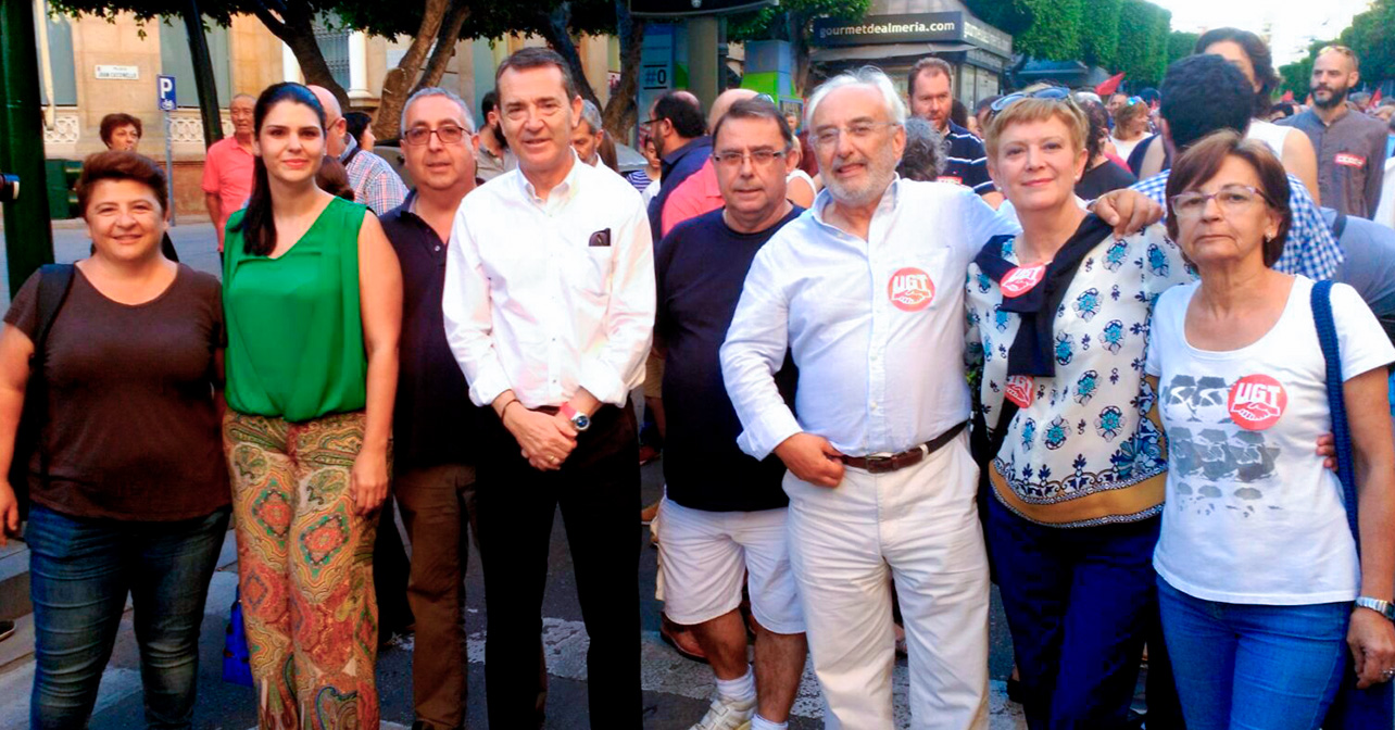 Pparticipación del portavoz socialista en el Ayuntamiento de Almería, Juan Carlos Pérez Navas, junto a Noemí Cruz, secretaria de Cooperación para el Desarrollo del PSOE en la manifestación a favor de los refugiados