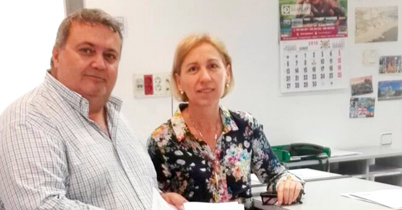 El portavoz socialista en el Ayuntamiento de Roquetas de Mar, Manolo García, y la concejal María José López, registrando un recurso contra la subida del agua