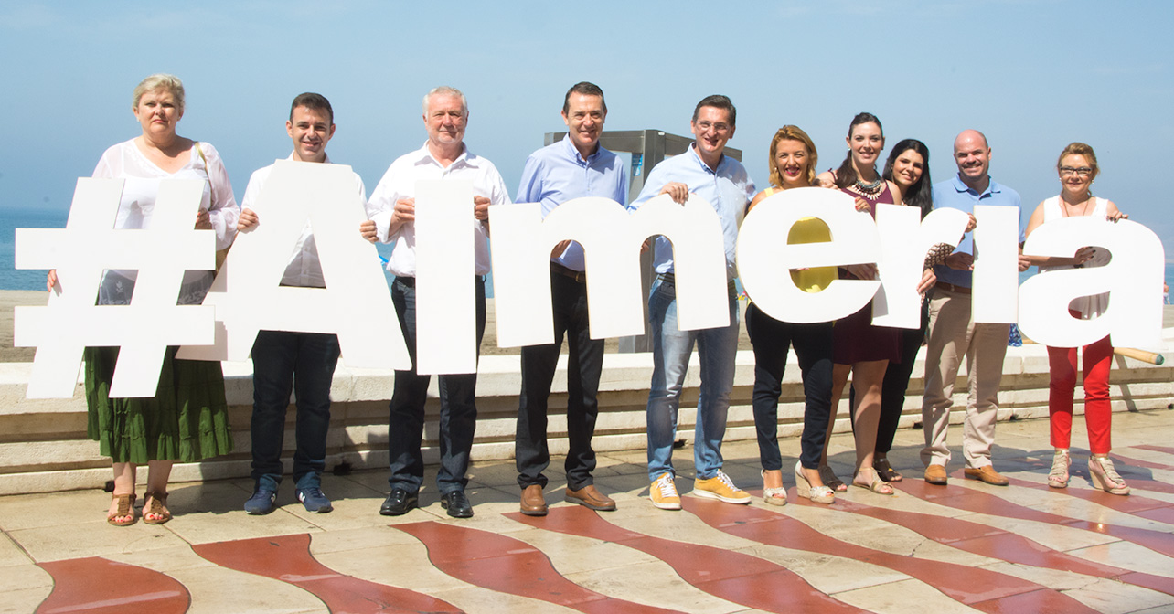 Balance de la campaña electoral que ha realizado el PSOE de Almería en el Paseo Marítimo de la capital