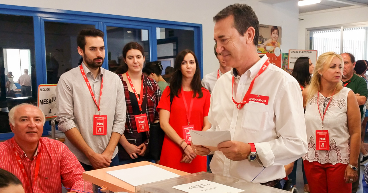 Votación del candidato del PSOE de Almería al Senado, Juan Carlos Pérez Navas