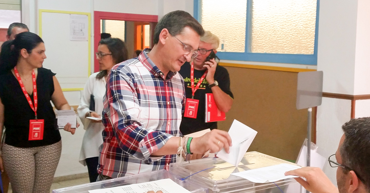 Votación del secretario general del PSOE de Almería, José Luis Sánchez Teruel