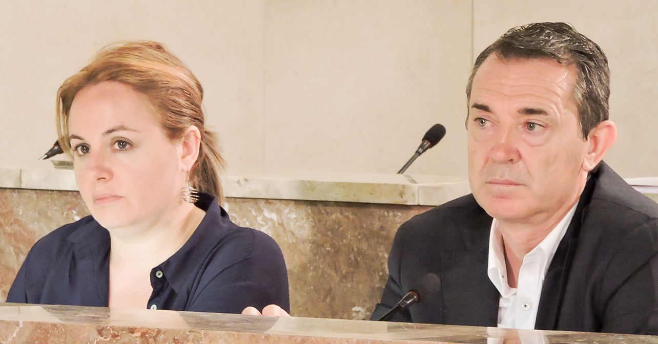 El portavoz del Grupo Socialista en el Ayuntamiento de Almería, Juan Carlos Pérez Navas, y la viceportavoz, Carmen Núñez