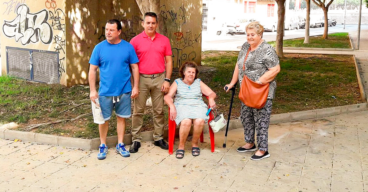 Parque de El Tagarete (Almería) al que los vecinos llevan sus propias sillas para sentarse