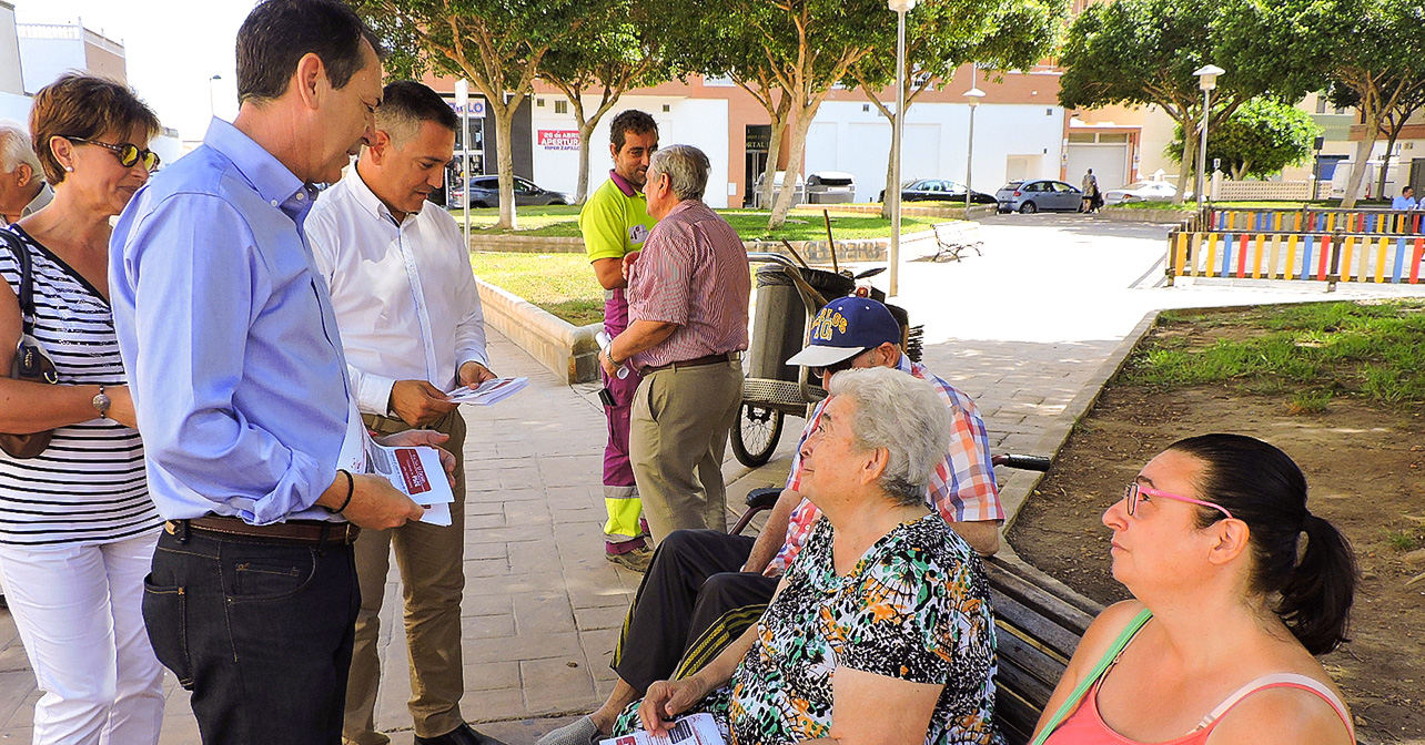 Juan Carlos Pérez Navas en la plaza Mar y Playa, entrega folletos con las 10 peticiones del PSOE al ayuntamiento para El Zapillo