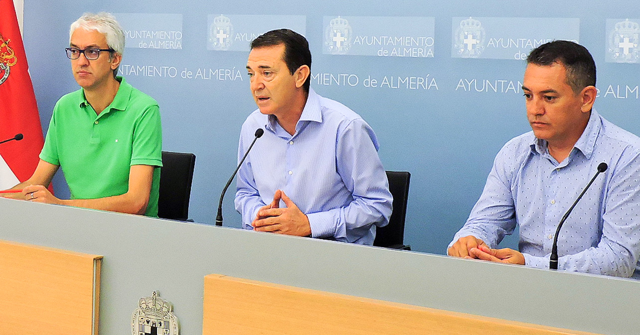 Rueda de prensa del portavoz del PSOE en el Ayuntamiento de Almería, Juan Carlos Pérez Navas, sobre el centro de mayores de Las 500 Viviendas