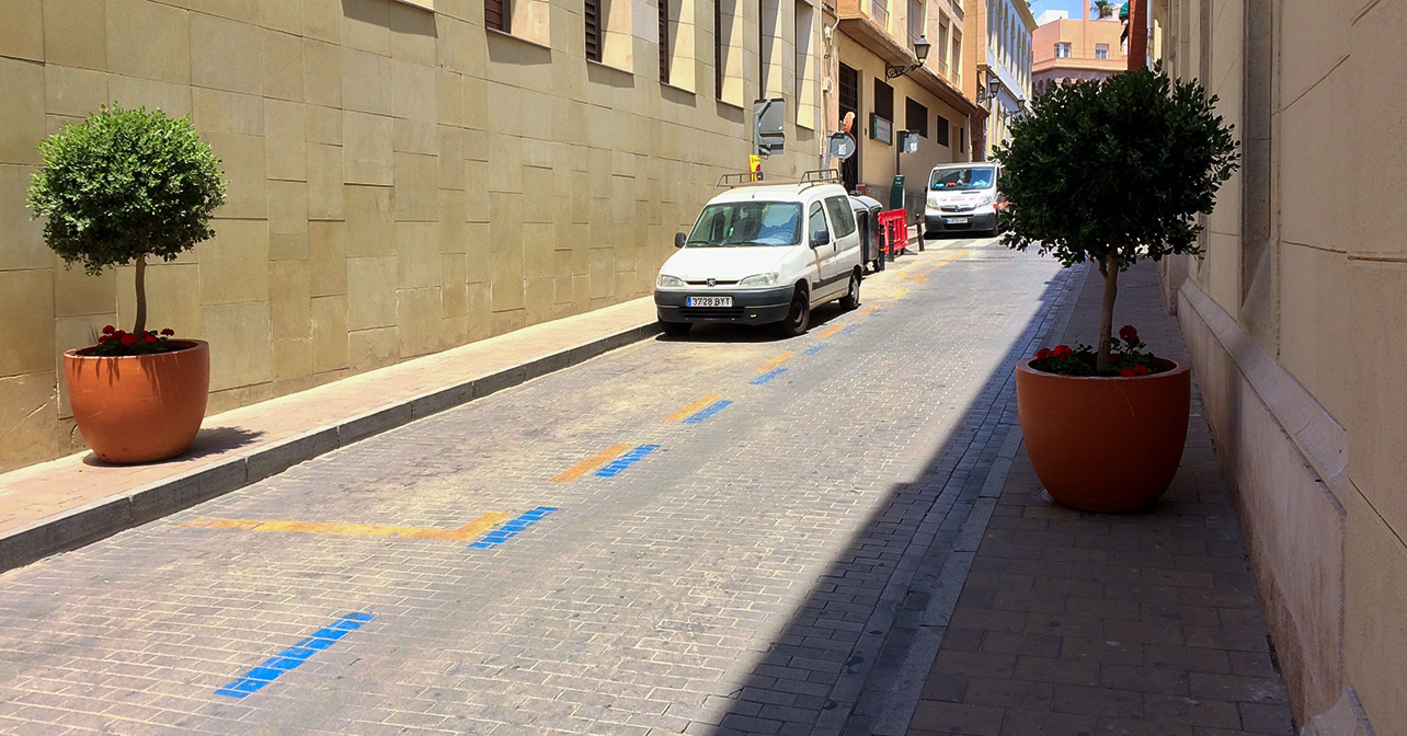 Maceteros gigantes en el entorno de La Catedral de Almería