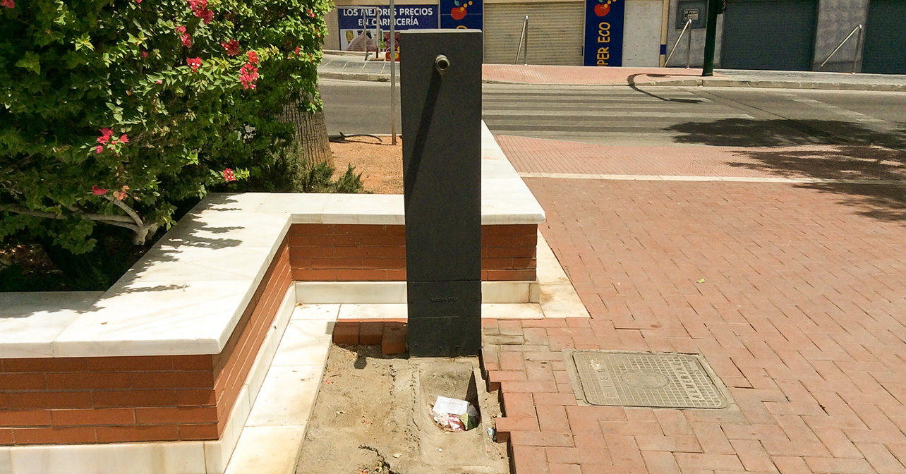 Una de las fuentes rotas en la parte norte de la Rambla, Almería