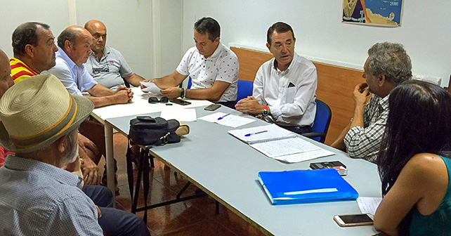 Visita del portavoz del PSOE en el Ayuntamiento de Almería, Juan Carlos Pérez Navas, al barrio de Piedras Redondas, junto con los concejales Inés Plaza e Indalecio Gutiérrez