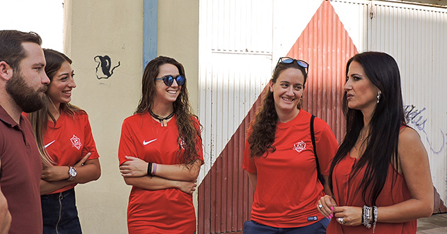 La concejala del PSOE en el Ayuntamiento de Almería, Inés Plaza, junto a jugadoras del equipo de fútbol femenino CDC Estudiantes
