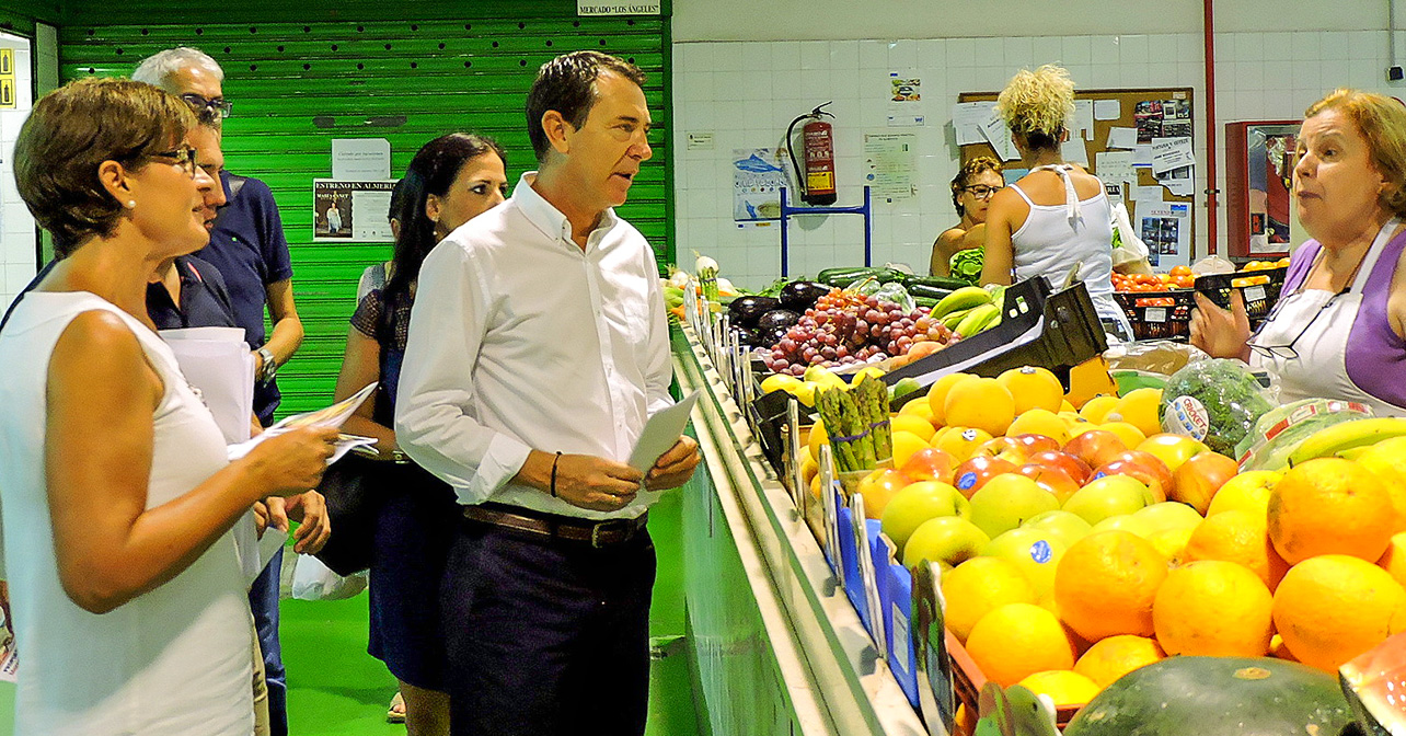 El portavoz del PSOE en el Ayuntamiento de Almería, Juan Carlos Pérez Navas, en el Mercado de Los Ángeles