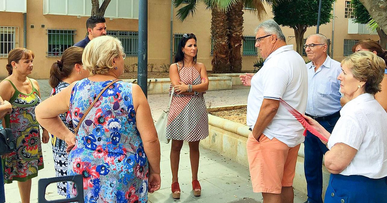 Visita de la concejala del PSOE en el Ayuntamiento de Almería, Inés Plaza, a las 500 Viviendas