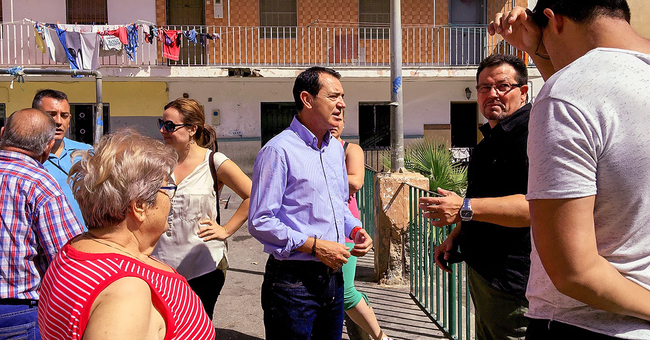 Visita del portavoz del PSOE en el Ayuntamiento de Almería, Juan Carlos Pérez Navas, al barrio de Pescadería