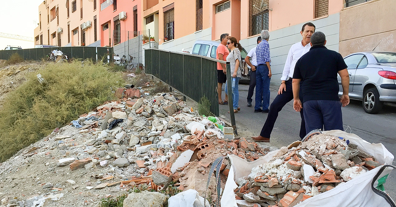 Visita del Grupo Municipal Socialista en el Ayuntamiento de Almería, con su portavoz, Juan Carlos Pérez Navas, al barrio de San Cristóbal