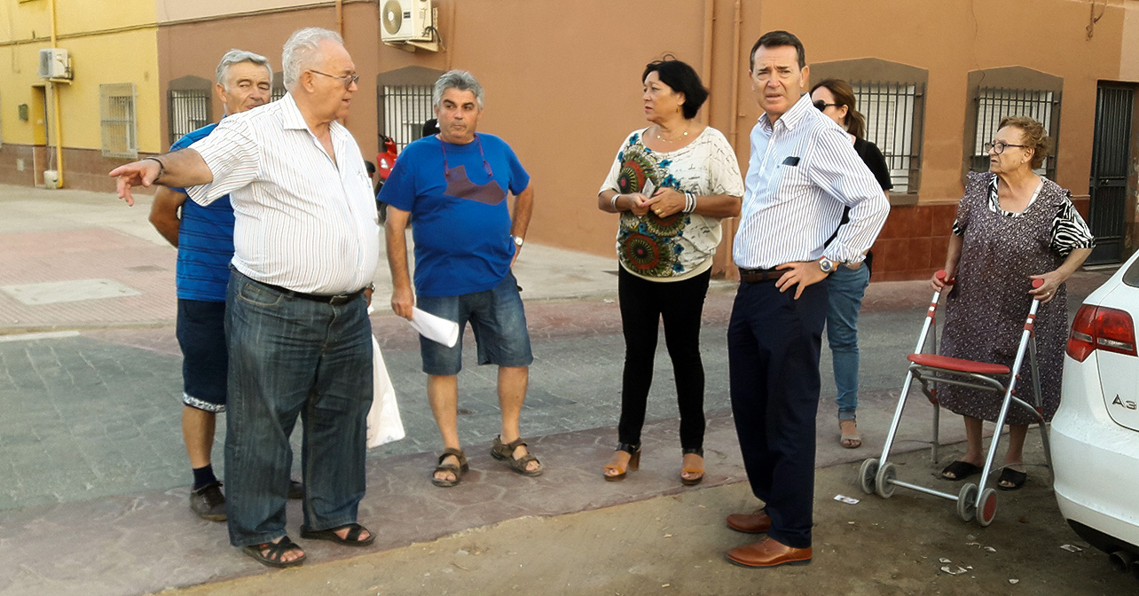 Visita del portavoz del PSOE en el Ayuntamiento de Almería, Juan Carlos Pérez Navas, al barrio de Las Chocillas-Los Molinos