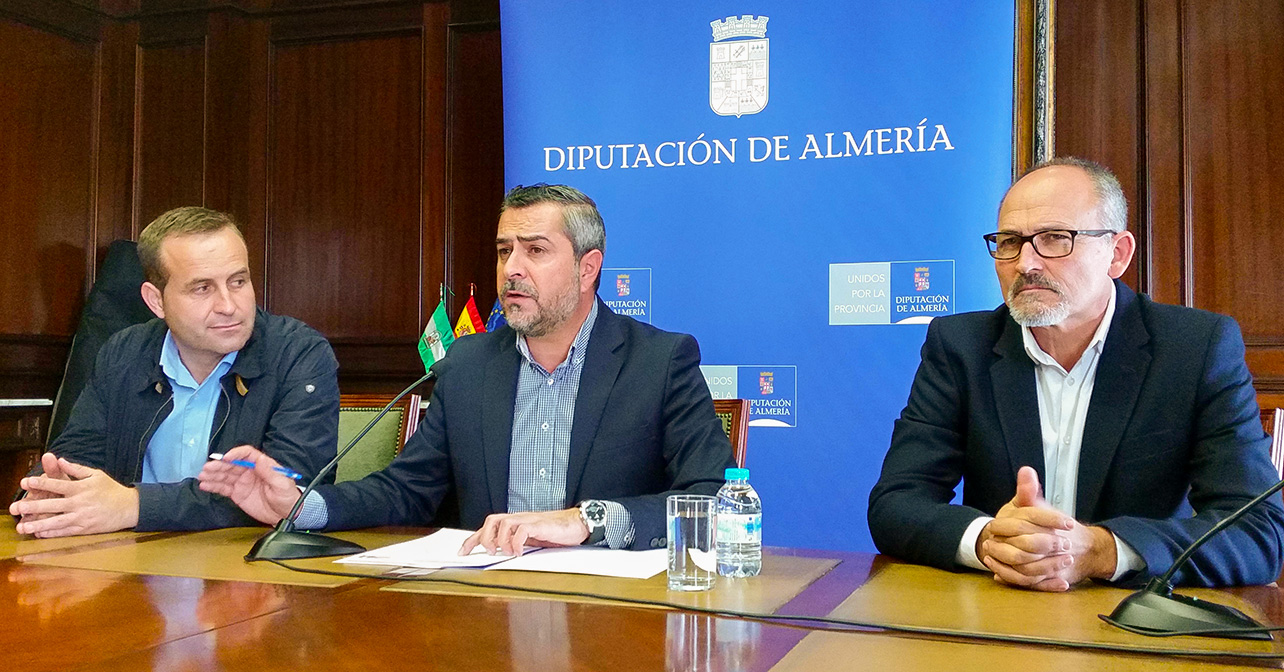 El diputado provincial, Domingo Ramos, junto al portavoz del PSOE en la Diputación Provincial, Juan Antonio Lorenzo, y el diputado, Francisco García