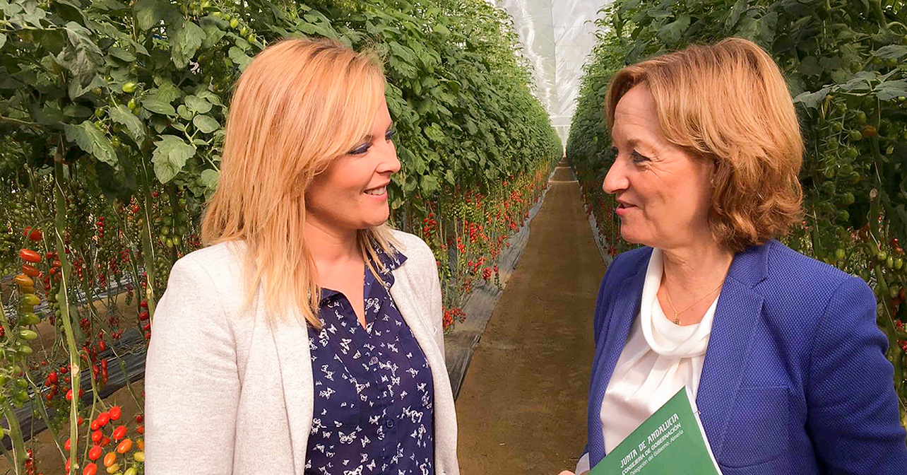 La portavoz socialista en el Ayuntamiento de Adra, Teresa Piqueras, junto con la consejera de Agricultura, Mª Carmen Ortíz