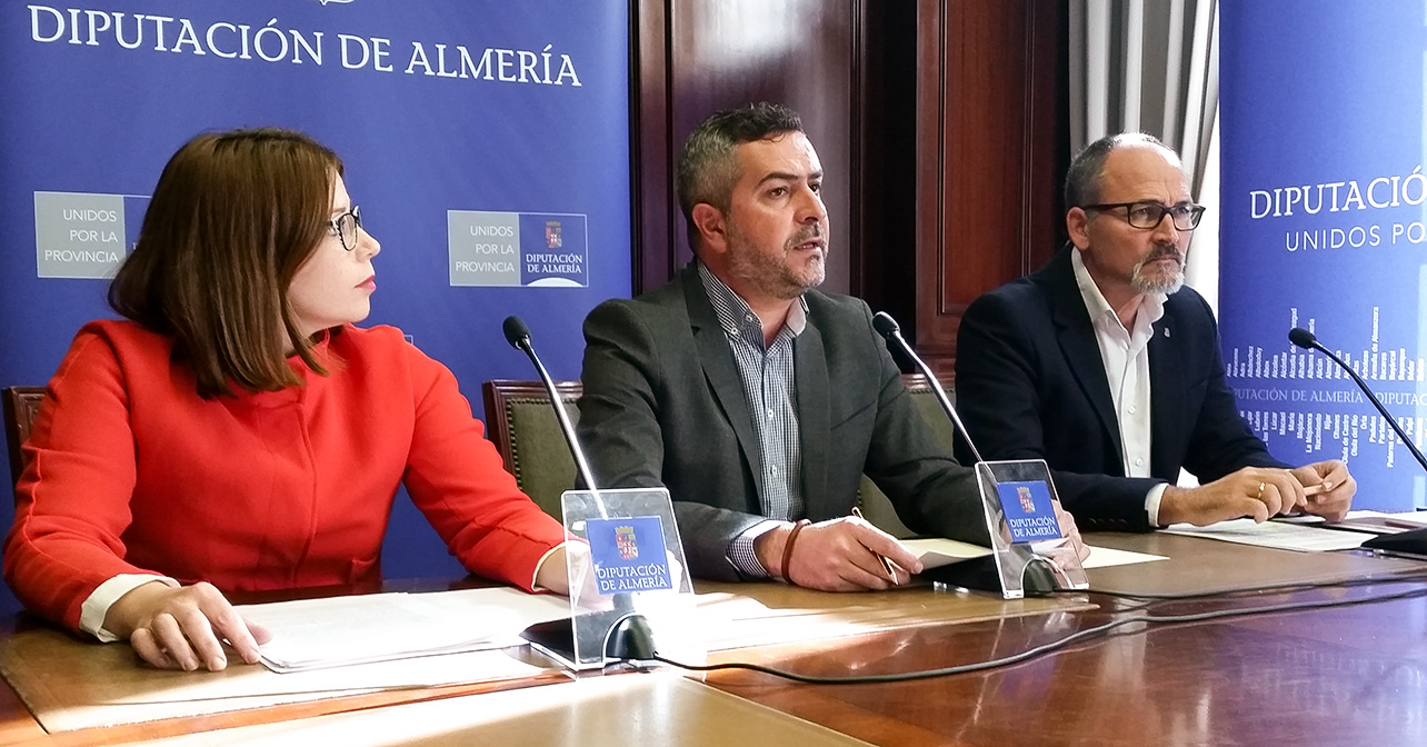 La diputada provincial, Ángeles Castillo, junto al portavoz del PSOE en la Diputación de Almería, Juan Antonio Lorenzo, y el diputado, Francisco García