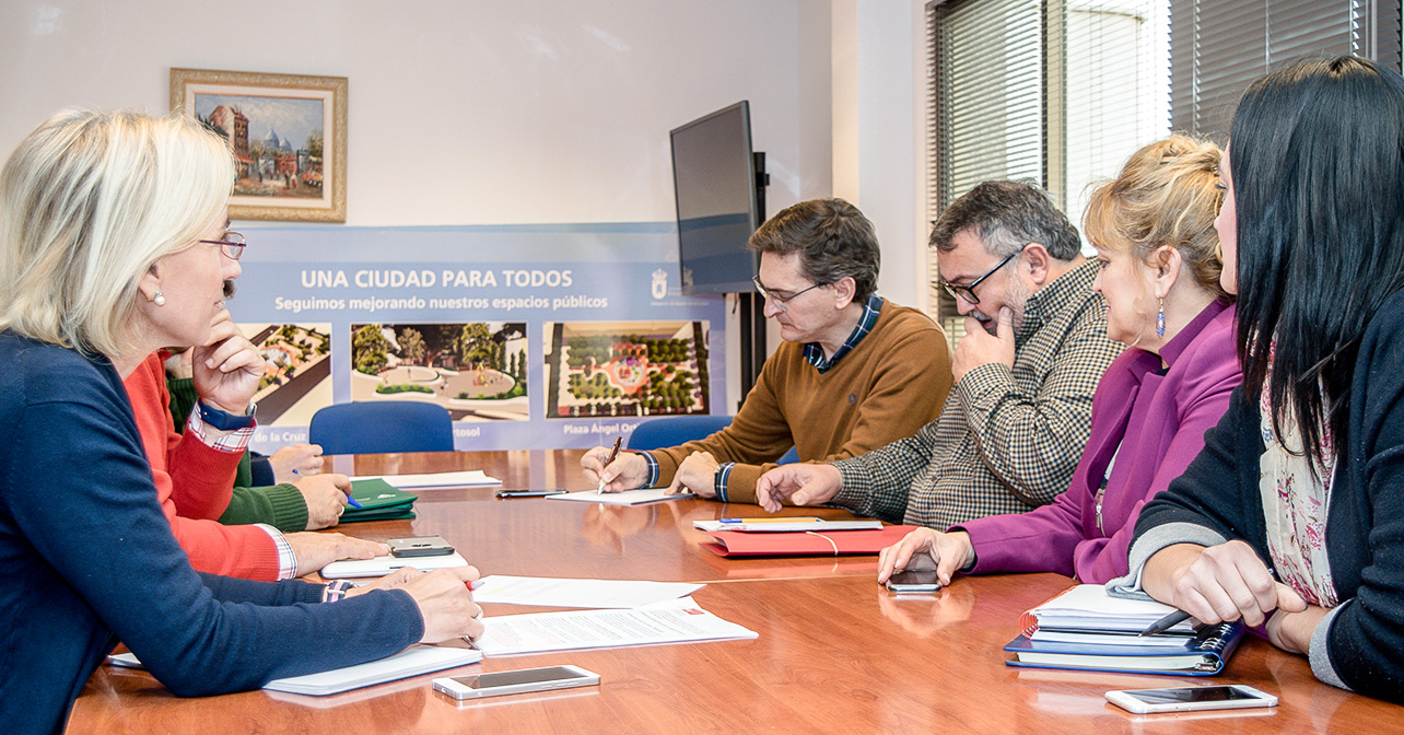 Reunión que han mantenido el secretario general del PSOE de Almería, José Luis Sánchez Teruel, y concejales del PSOE de Roquetas de Mar