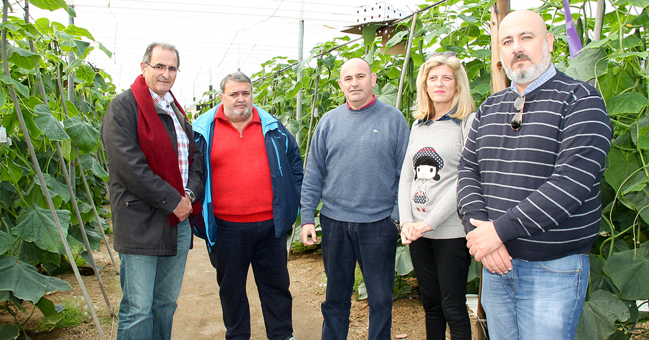 Francisco Rodríguez, Manuel García, Manuel Fuentes, Sofía Navarro y Juan José Callejón, en la finca de Manuel Fuentes