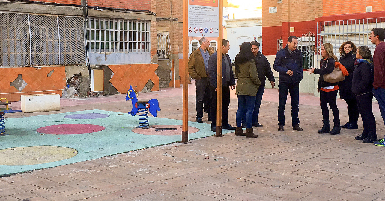 Visita al Barrio Alto, del portavoz del PSOE en el Ayuntamiento de Almería, Juan Carlos Pérez Navas