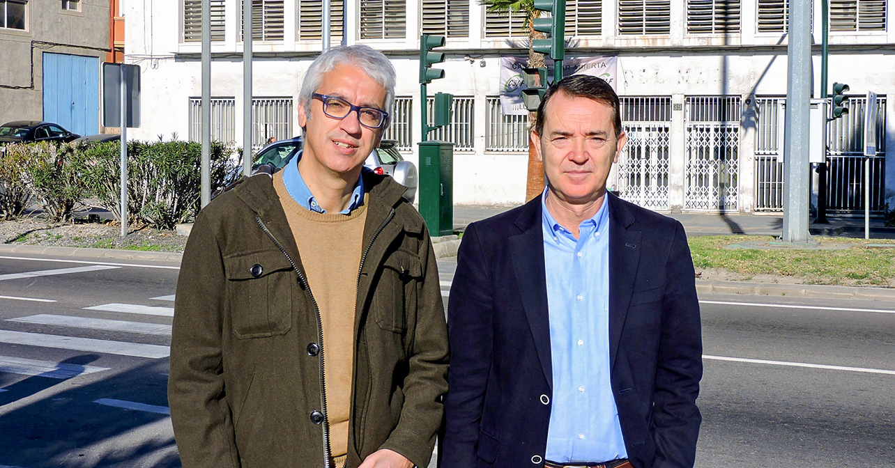 El portavoz del PSOE en el Ayuntamiento de Almería, Juan Carlos Pérez Navas, y el concejal, Manuel Vallejo, frente a la Casa del Mar