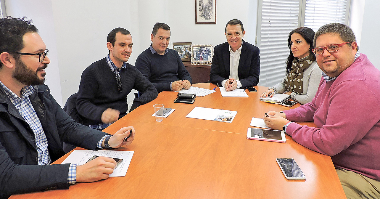 Reunión mantenida por el portavoz del PSOE en el Ayuntamiento de Almería, Juan Carlos Pérez Navas, acompañado por varios concejales de su grupo, con los responsables del Club Polideportivo Almería