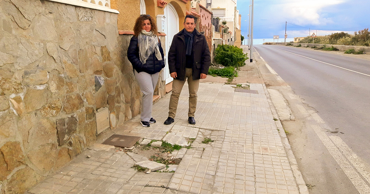 El concejal del PSOE en el Ayuntamiento de Almería, Indalecio Gutiérrez, en Costacabana, y Mª Mar Pérez, directiva de la Asociación Vecinos