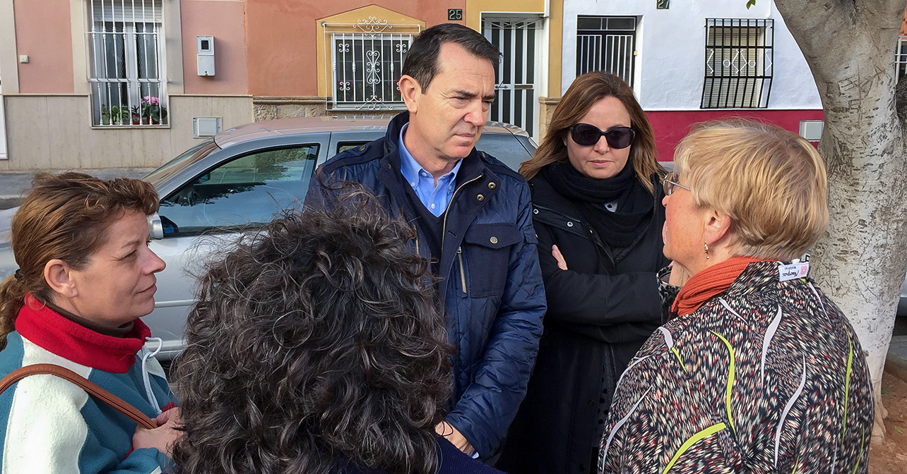 Visita del portavoz del PSOE en el Ayuntamiento de Almería, Juan Carlos Pérez Navas, al barrio de Regiones