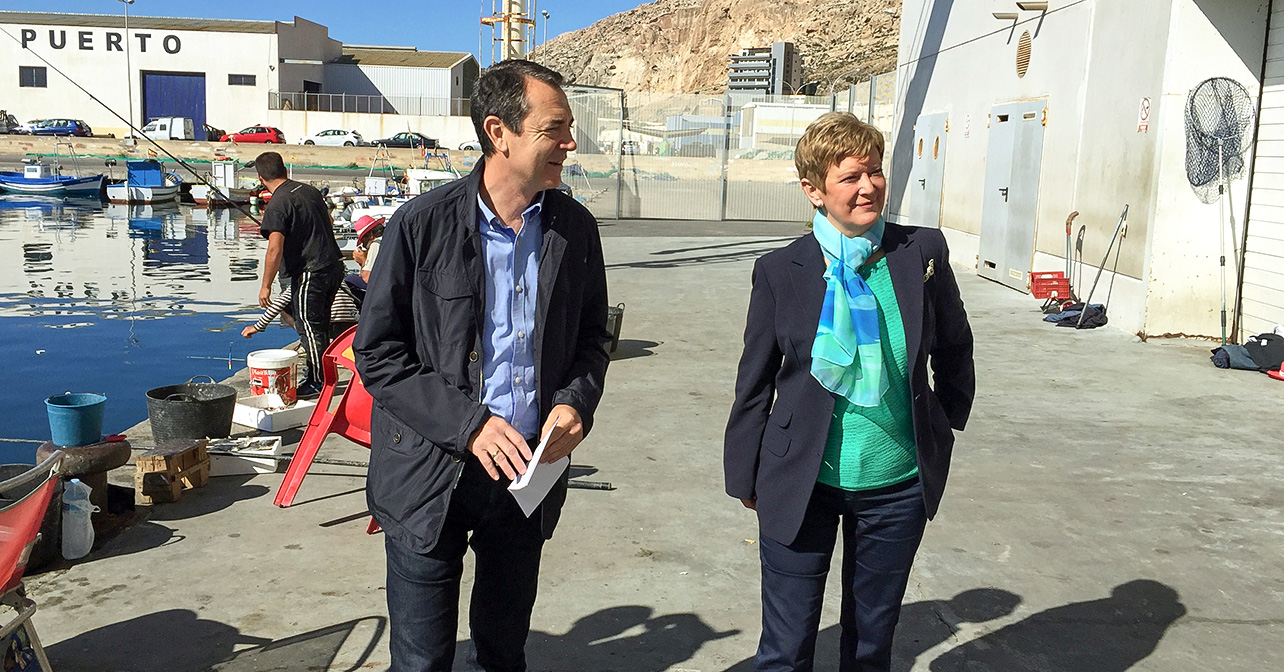 El portavoz del PSOE en el Ayuntamiento de Almería, Juan Carlos Pérez Navas, junto a la concejala, Consuelo Rumí, en el Puerto de Almería