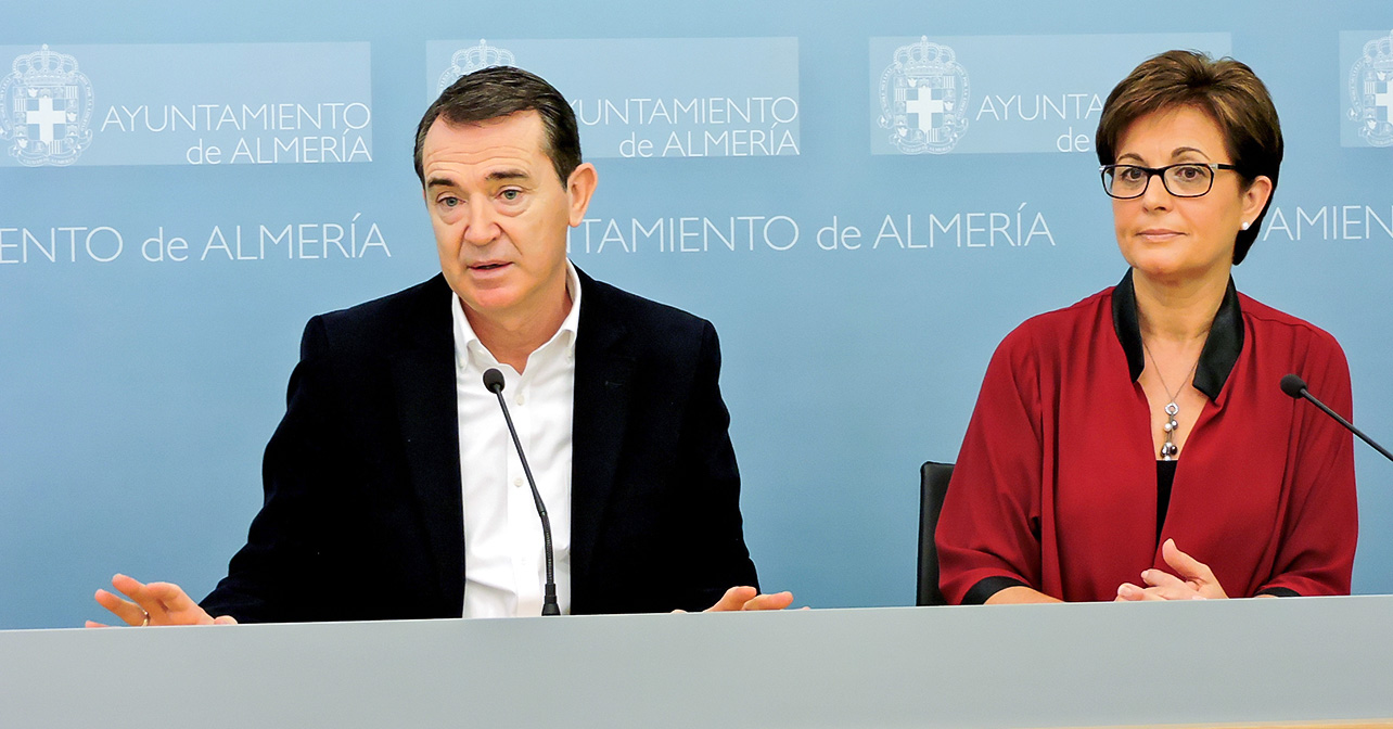 El portavoz del PSOE en el Ayuntamiento de Almería, Juan Carlos Pérez Navas, junto a la concejala, Adriana Valverde