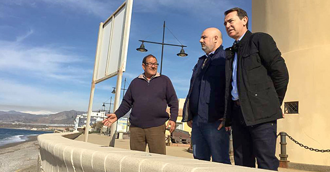 Juan José Callejón, con Juan Carlos Pérez Navas y un vecino de Balerma