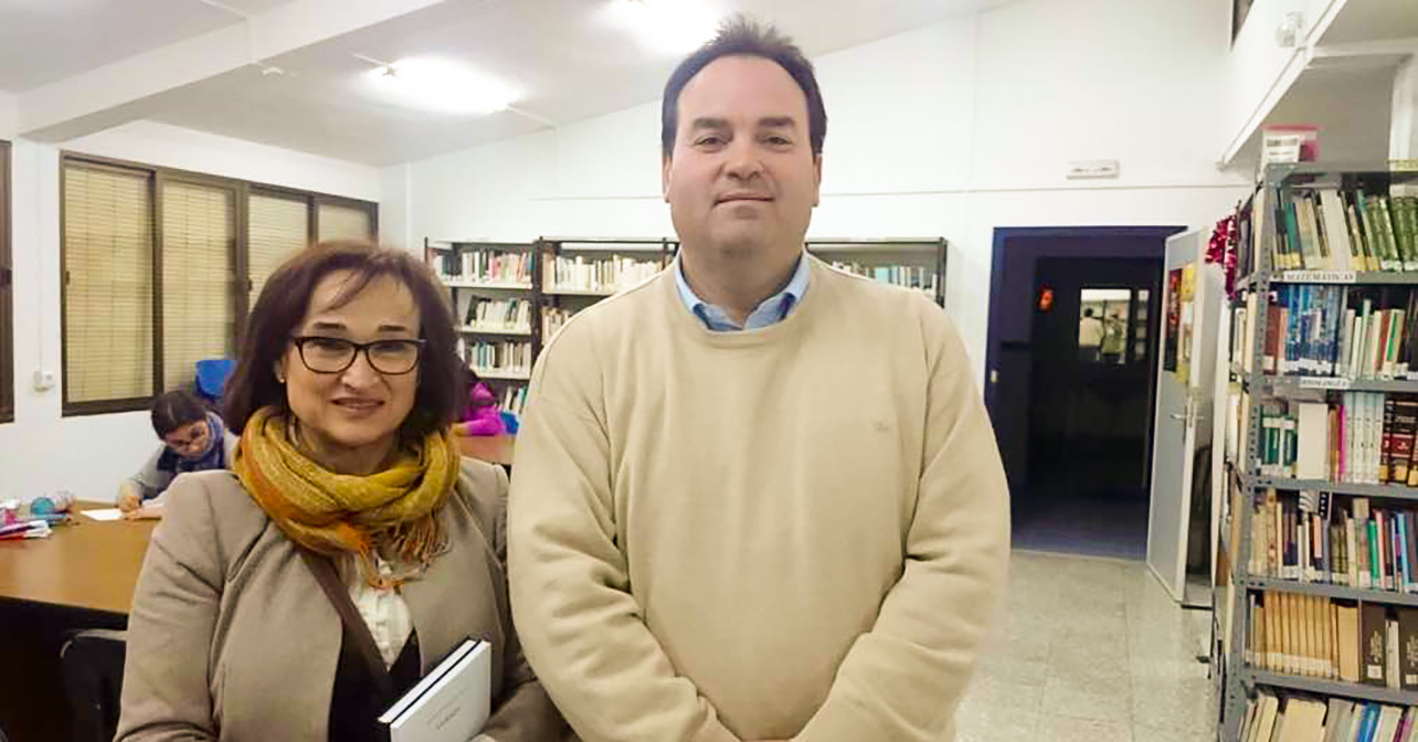 La concejala del PSOE en el Ayuntamiento de El Ejido, Ángeles Carvajal, junto al bibliotecario de San Agustín