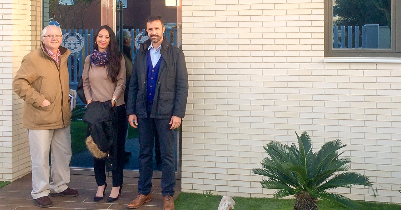 María José Lezama, junto al presidente y el secretario del Colegio de Veterinarios de Almería