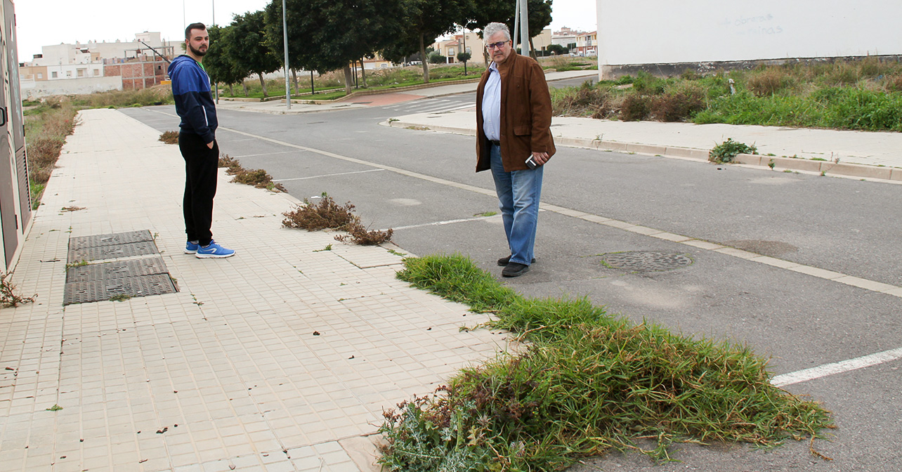 Tomás Elorrieta, con un vecino, en la calle Ronda del Oeste