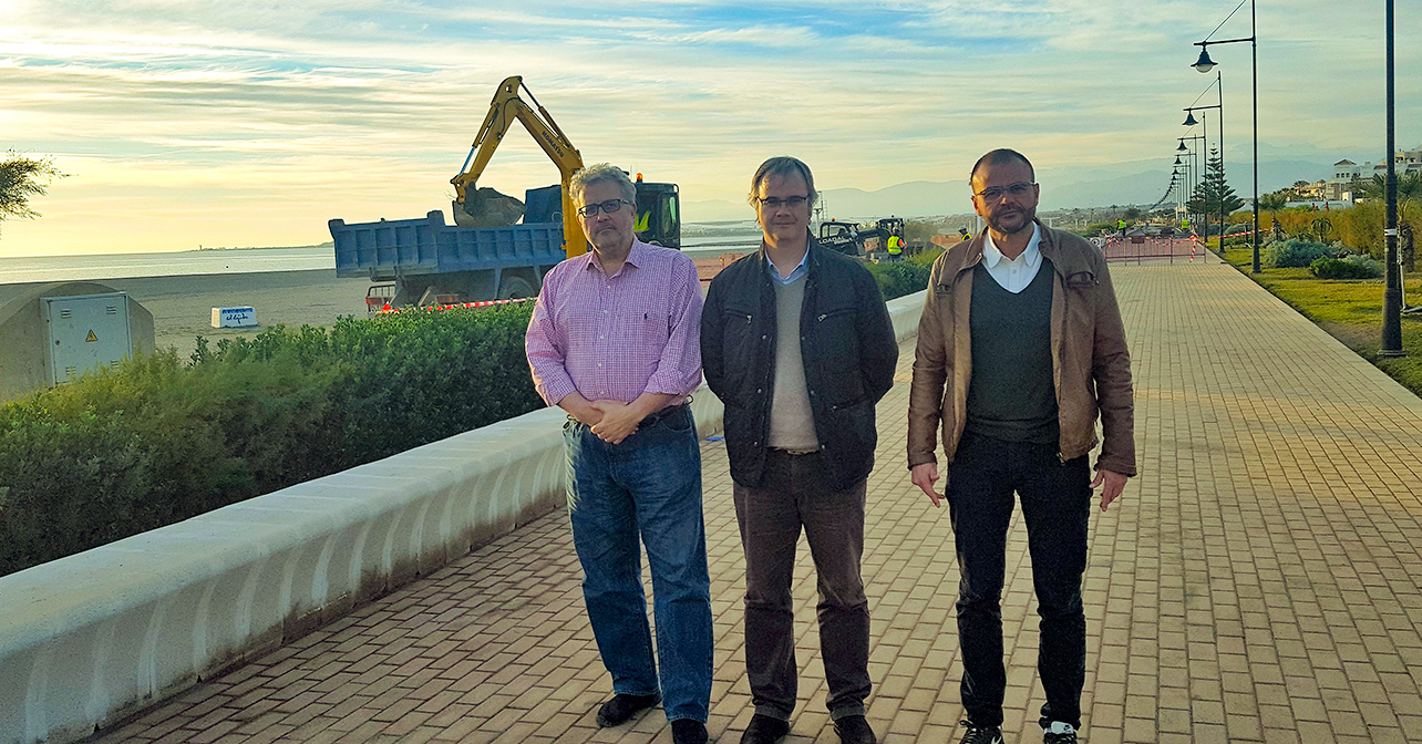 Tomáss Elorrieta, Juan Godoy y Juan Alberto Castillo, en las obras del carril bici de Almerimar