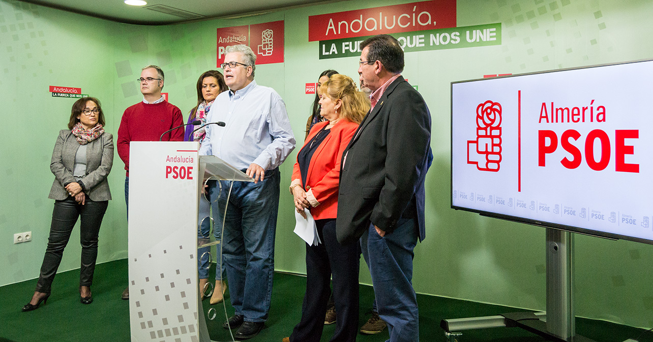 Rueda de prensa que ha ofrecido el portavoz socialista en el Ayuntamiento de El Ejido, Tomás Elorrieta, acompañado de la secretaria de Política Municipal e Institucional del PSOE de Almería, Adela Segura