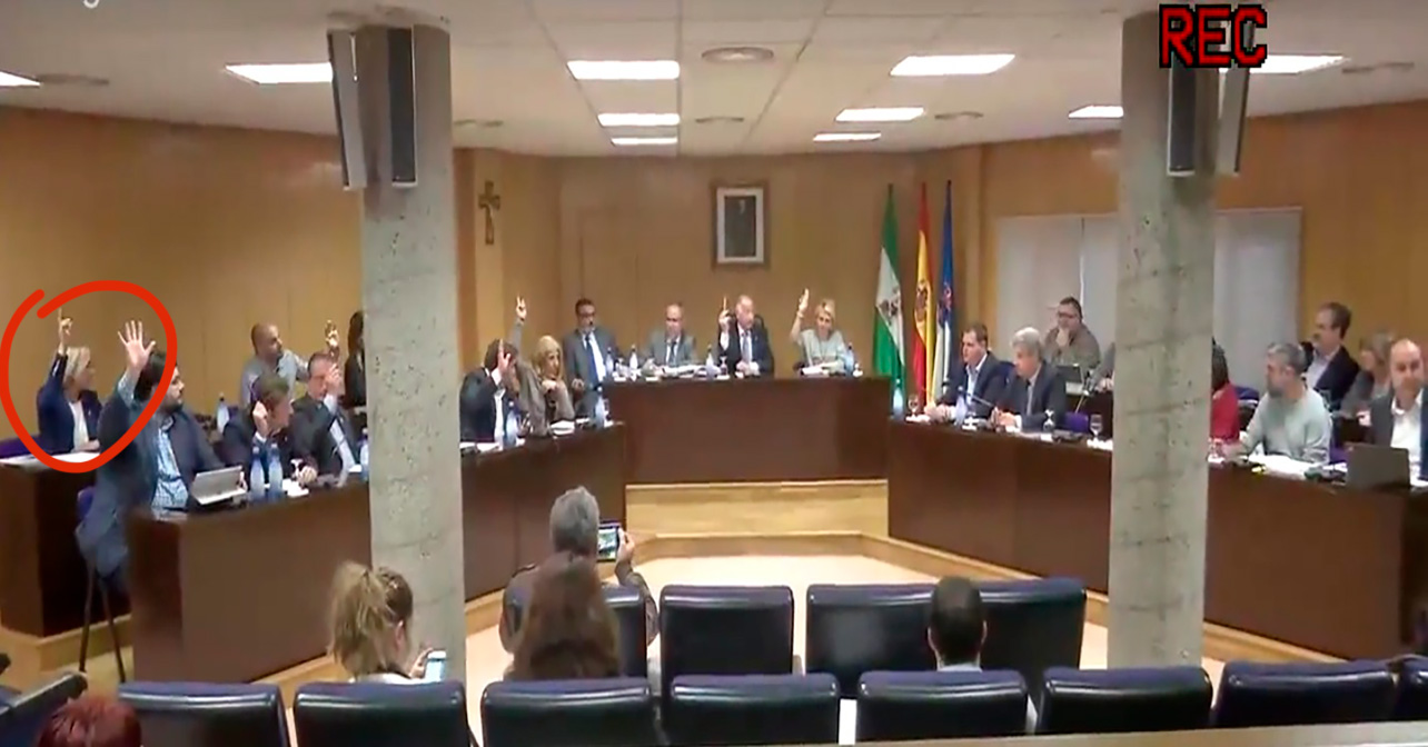 Momento del Pleno del Ayuntamiento de Roquetas de Mar, con la concejal tránsfuga votando a favor de su liberación