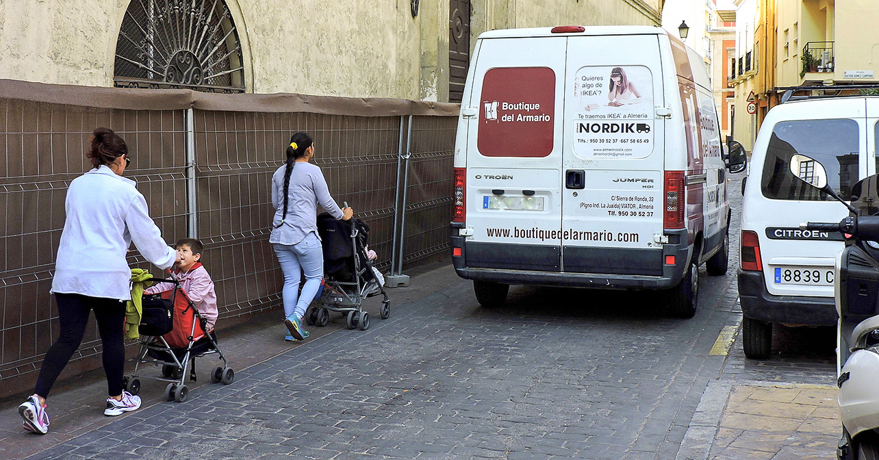 Tránsito de personas y vehículos en la calle del Hospital Provincial