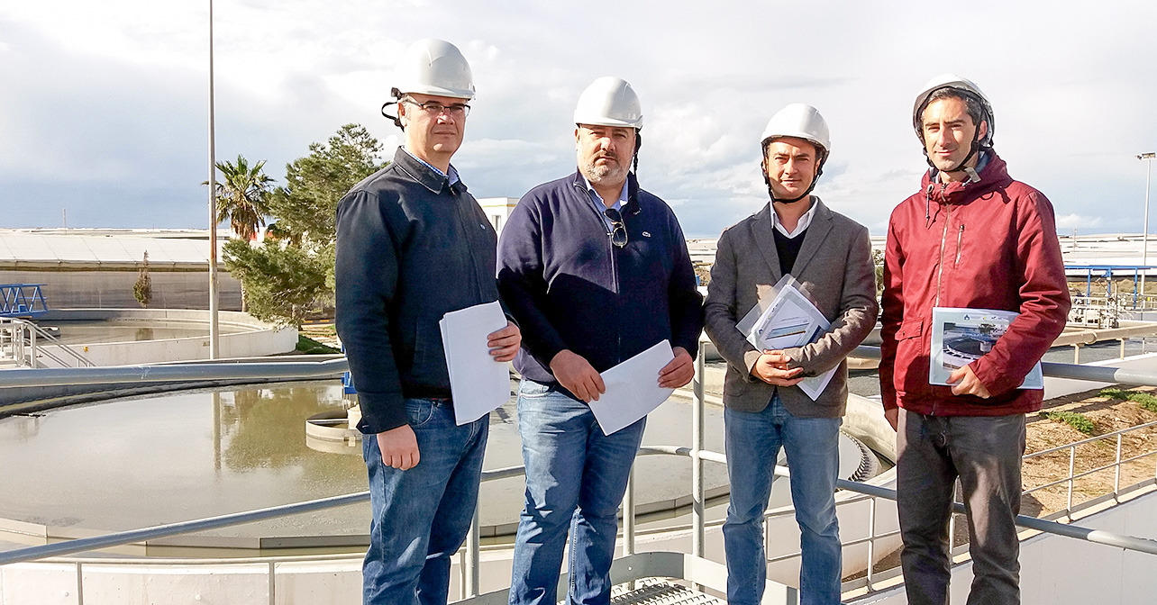 Juan Godoy y Juan José Callejón, con el gerente y el jefe de servicio de la EDAR