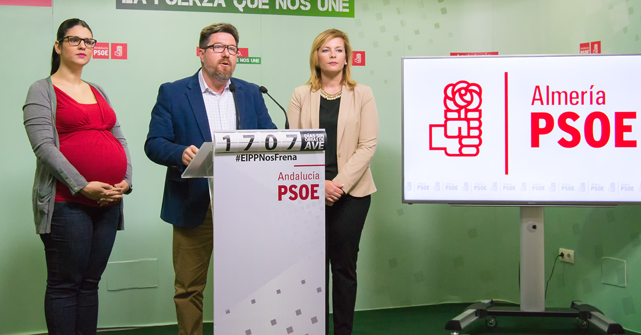 Rueda de prensa sobre el río Adra que ha ofrecido el parlamentario andaluz del PSOE de Almería, Rodrigo Sánchez