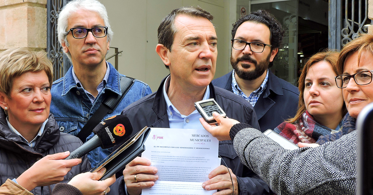 El portavoz del PSOE en el Ayuntamiento de Almería, junto a concejales del Grupo Socialista