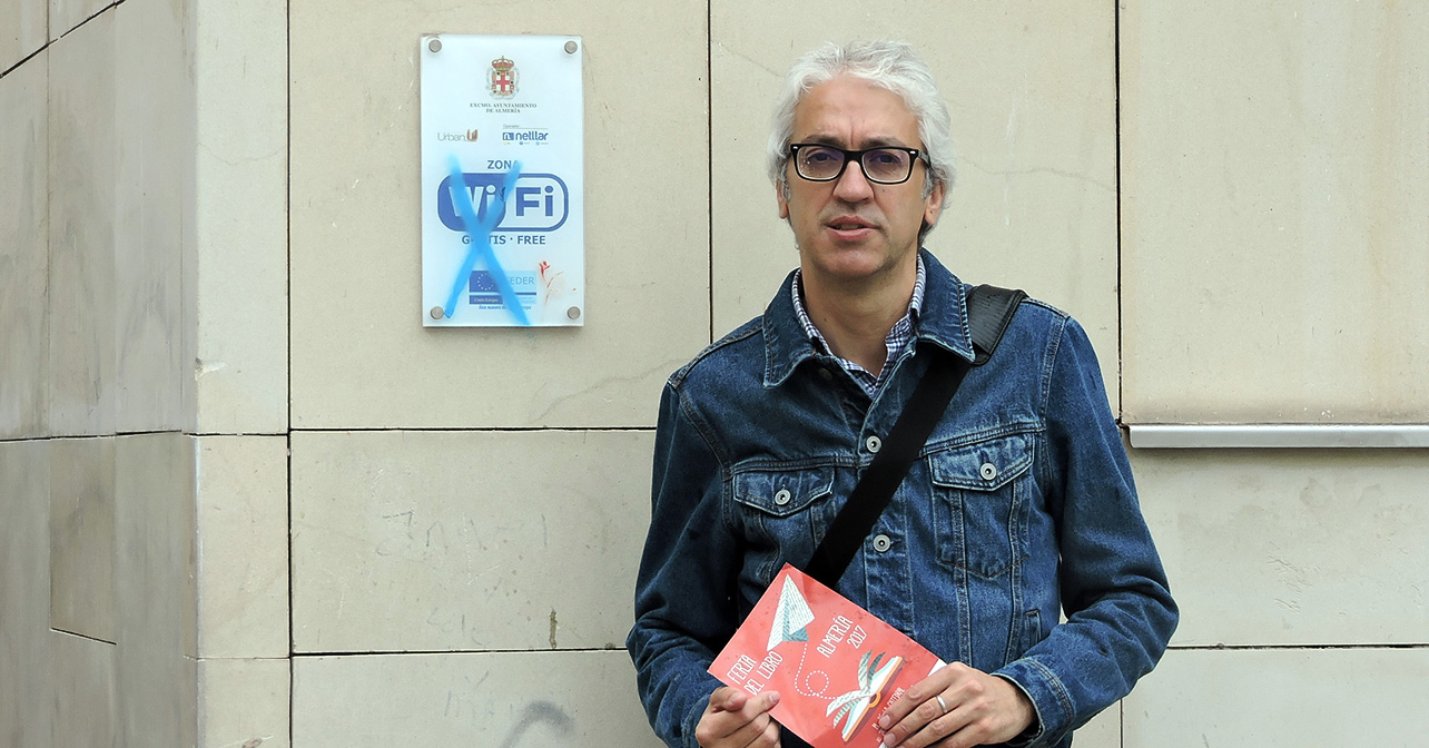 Manuel Vallejo frente a la señal de punto wifi en la plaza de la Catedral