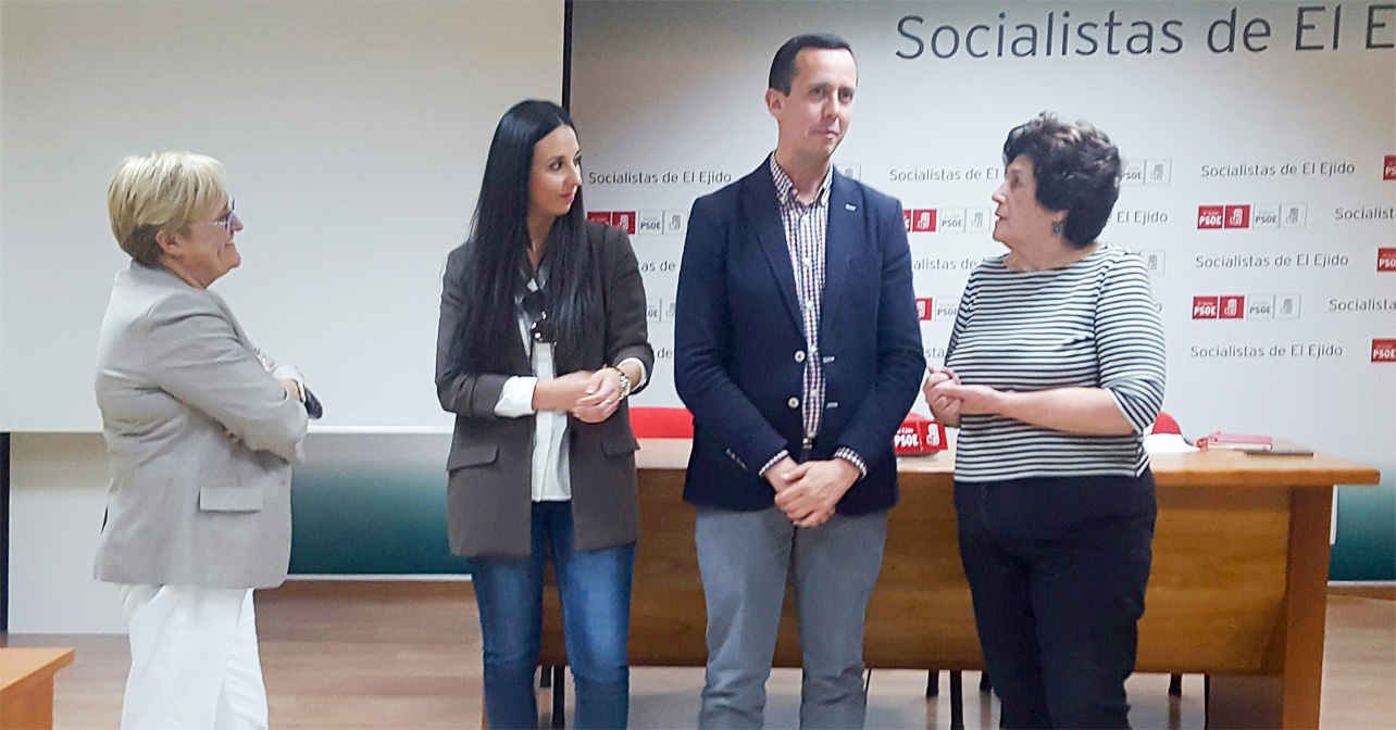 Ángeles Álvarez, junto a los socialistas ejidenses María José Lezama, José María Martín y Carmen Caparrós