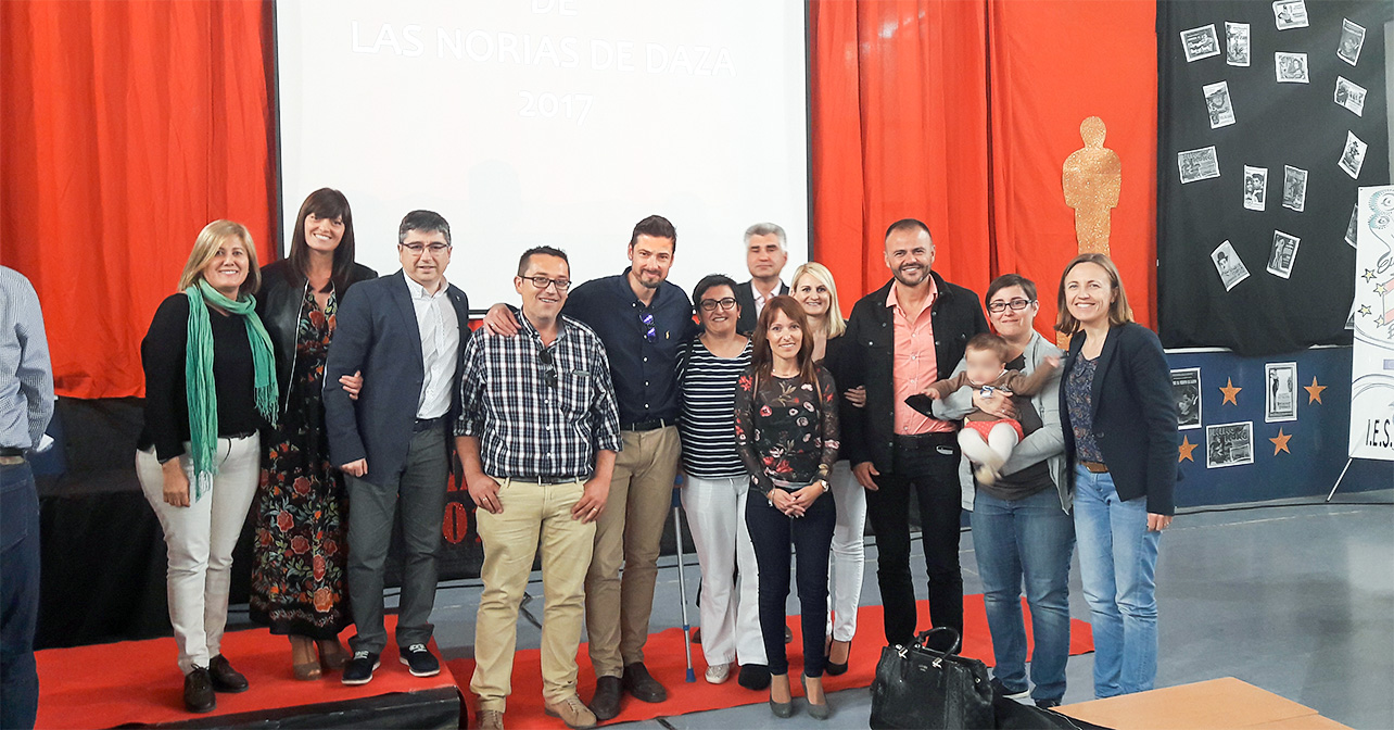 Organizadores y participantes en la Semana Cultural, junto a la delegada de Educación y el presidente de Fapace